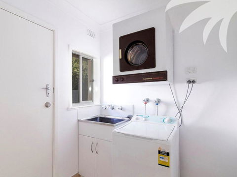 Picturesque Lizzie Palms 1 - Accommodation in Bendigo 4