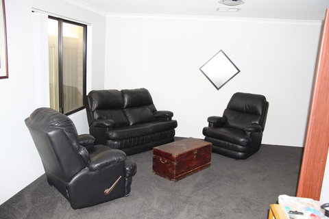 Warnbro Beach Family Accommodation - Accommodation in Bendigo 5