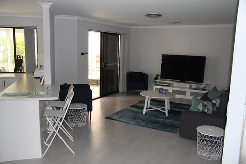 Warnbro Beach Family Accommodation - Accommodation in Bendigo 1