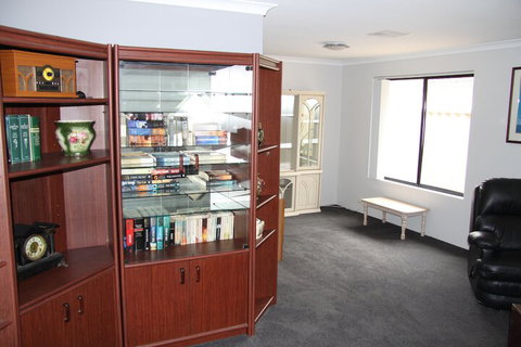 Warnbro Beach Family Accommodation - Accommodation in Bendigo 3