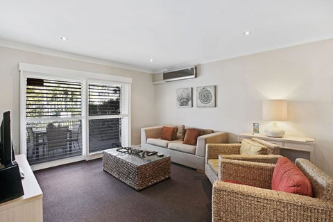 Pacific Blue Pool Spa & More Available In Complex! - Accommodation in Bendigo 2