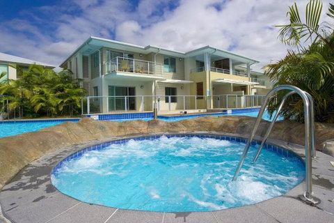 Pacific Blue Pool Spa & More Available In Complex! - Accommodation in Bendigo 1