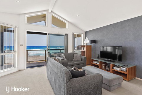 Absolute Waterfront At Anna Bay - Accommodation in Bendigo 3