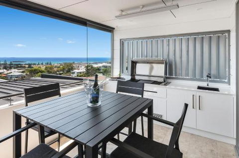 Sea La Vie #2 Luxury Apartment In Coffs Harbour Jetty With Pool Views & Walking Distance To The Beach! - Accommodation in Bendigo 2