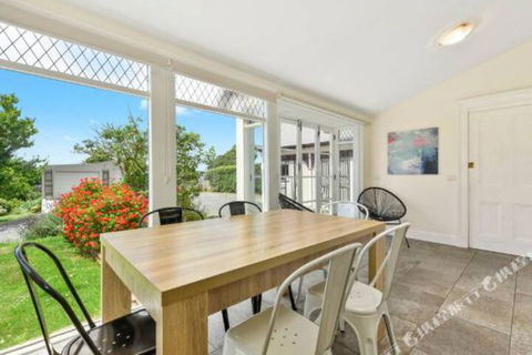 Rose Garden Spacious Family Home Near CBD - Accommodation in Bendigo 6