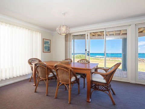 The Whale Watcher 1 / 6 Birubi Lane Waterfront Unit With Stunning Views Level Access - Accommodation in Bendigo 3