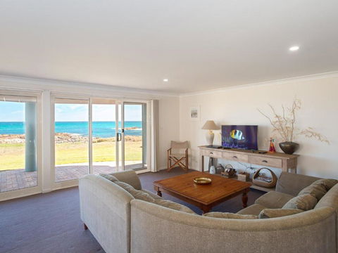 The Whale Watcher 1 / 6 Birubi Lane Waterfront Unit With Stunning Views Level Access - Accommodation in Bendigo 1