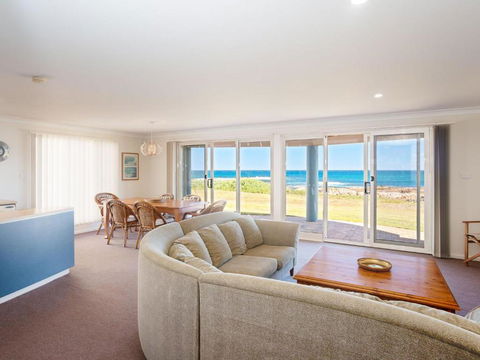 The Whale Watcher 1 / 6 Birubi Lane Waterfront Unit With Stunning Views Level Access - Accommodation in Bendigo 4