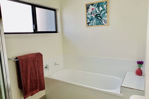 WHITSUNDAY Spacious & Comfortable Moments From Picturesque Boardwalk - Accommodation in Bendigo 4