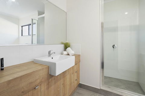 WHITSUNDAY Spacious & Comfortable Moments From Picturesque Boardwalk - Accommodation in Bendigo 3