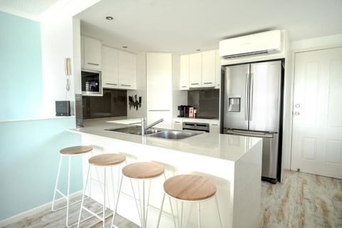 Coolum Beach 3 Level Townhouse Private Rooftop Terrace Spa Overlooking Mount Coolum - Accommodation in Bendigo 3