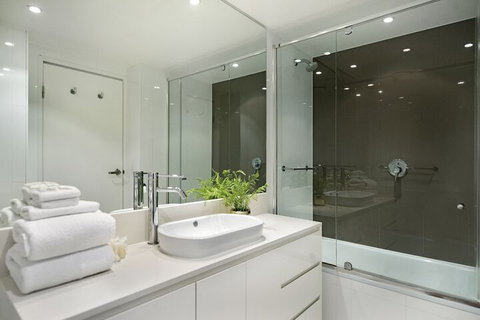 H Residences 2 Bedroom Ocean View In Surfers Paradise - Accommodation in Bendigo 4