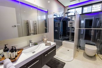 Serene Marinafront 3BR Retreat - Accommodation in Bendigo 5