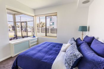 Serene Marinafront 3BR Retreat - Accommodation in Bendigo 1