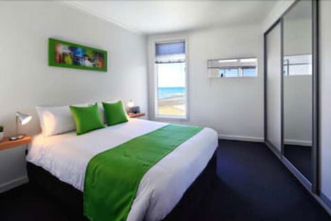 Penguin Waterfront Escape - Accommodation in Bendigo 4