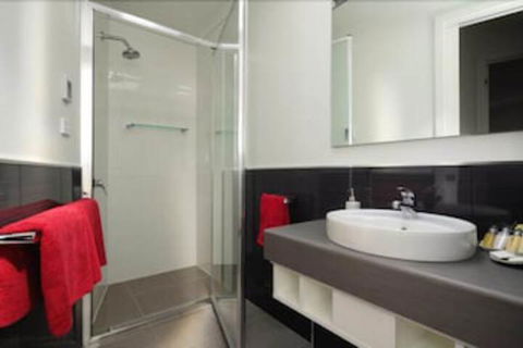 Penguin Waterfront Escape - Accommodation in Bendigo 5