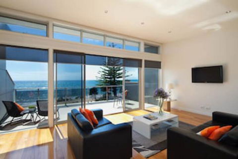 Penguin Waterfront Escape - Accommodation in Bendigo 0