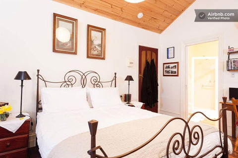 Stones Throw Cottage Bed & Breakfast - Accommodation in Bendigo 2