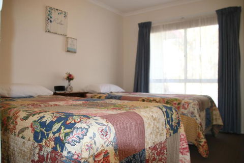 Donkey Tales Farm Cottages - Accommodation in Bendigo 2