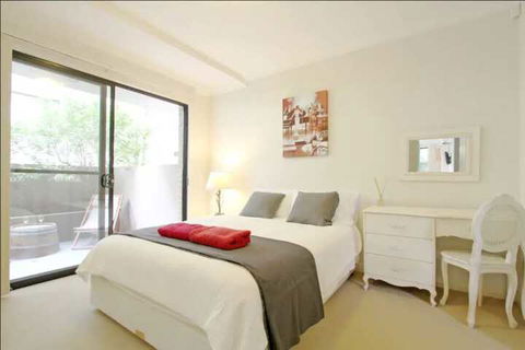 Bondi Beach Garden Apartment - Accommodation in Bendigo 4