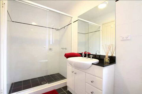 Bondi Beach Garden Apartment - Accommodation in Bendigo 3