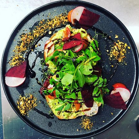 Pallet Home + Table - Accommodation in Bendigo 0