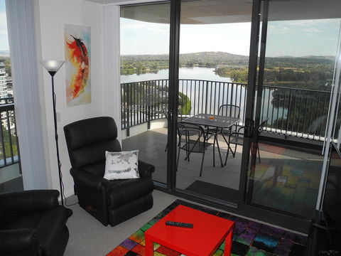 3BR Executive Apartment With Lake And Mountain Views - Accommodation in Bendigo 1
