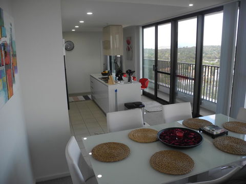 3BR Executive Apartment With Lake And Mountain Views - Accommodation in Bendigo 17