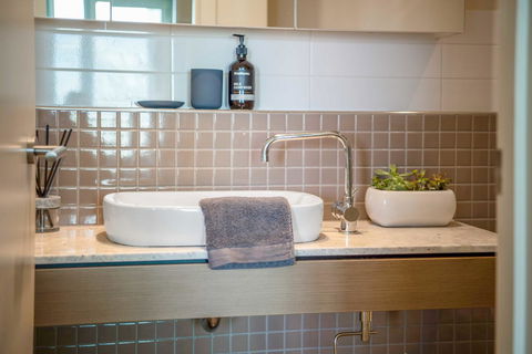 Port Adelaide Executive Waterfront Apartment - Accommodation in Bendigo 5