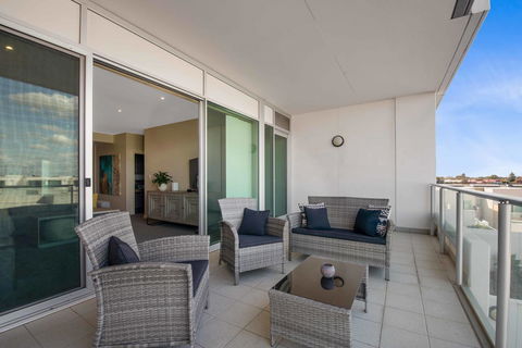 Port Adelaide Executive Waterfront Apartment - Accommodation in Bendigo 24