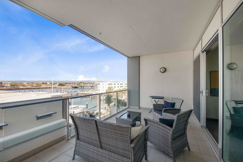 Port Adelaide Executive Waterfront Apartment - Accommodation in Bendigo 25