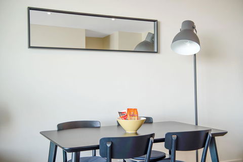 Port Adelaide Executive Waterfront Apartment - Accommodation in Bendigo 12