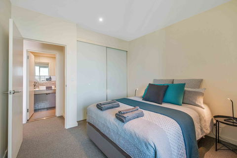 Port Adelaide Executive Waterfront Apartment - Accommodation in Bendigo 3