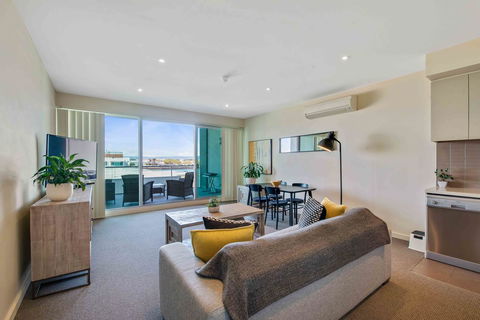 Port Adelaide Executive Waterfront Apartment - Accommodation in Bendigo 1