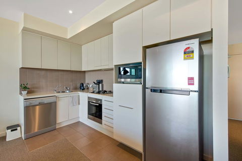 Port Adelaide Executive Waterfront Apartment - Accommodation in Bendigo 6