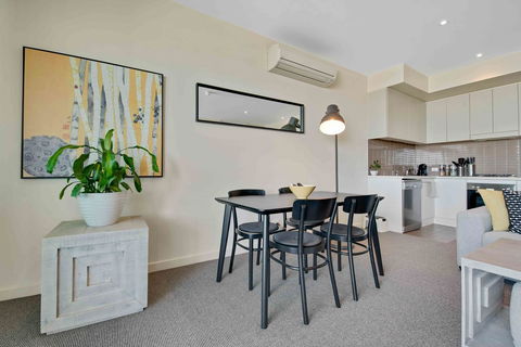 Port Adelaide Executive Waterfront Apartment - Accommodation in Bendigo 13