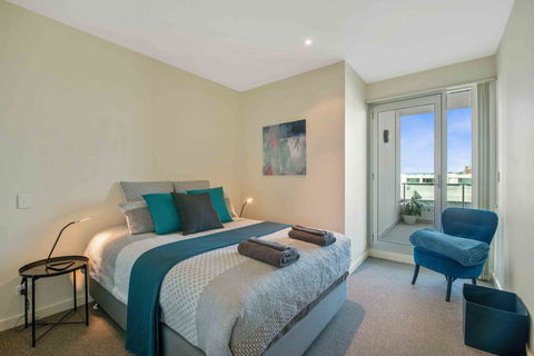 Port Adelaide Executive Waterfront Apartment - Accommodation in Bendigo 2