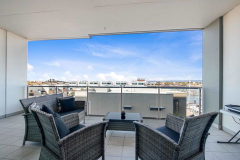 Port Adelaide Executive Waterfront Apartment - Accommodation in Bendigo 23