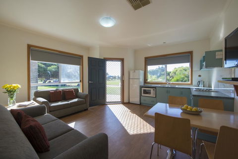 The Retreat West Beach Parks - Accommodation in Bendigo 23