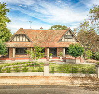 The Tudor House - Accommodation in Bendigo