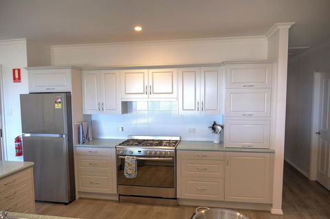 Emu Bay Holiday Homes - Accommodation in Bendigo 22