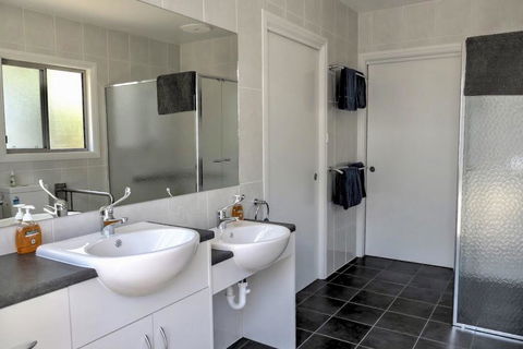 Emu Bay Holiday Homes - Accommodation in Bendigo 14
