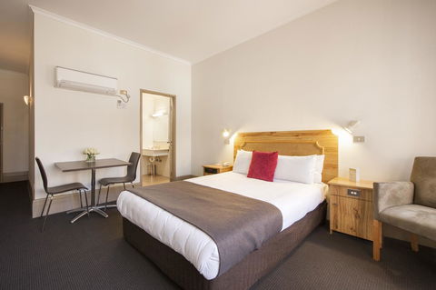Adelaide Paringa - Accommodation in Bendigo 13