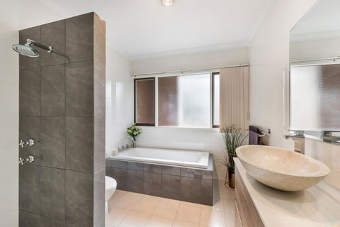 Adelaide Style Accommodation-Close To City-North Adelaide-3 Bdrm- FREE Parking - Accommodation in Bendigo 10