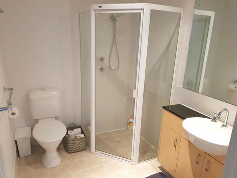 Spacious 4 BR And 2 Bathrooms City Apartment - Accommodation in Bendigo 5