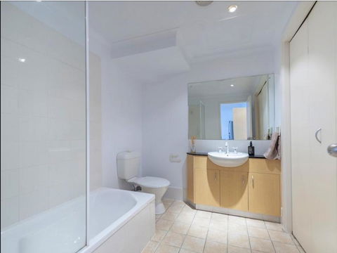 Spacious 4 BR And 2 Bathrooms City Apartment - Accommodation in Bendigo 8