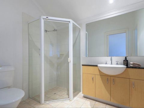 Spacious 4 BR And 2 Bathrooms City Apartment - Accommodation in Bendigo 9