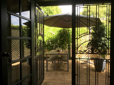 Wine And Roses Bed And Breakfast - Accommodation in Bendigo 4