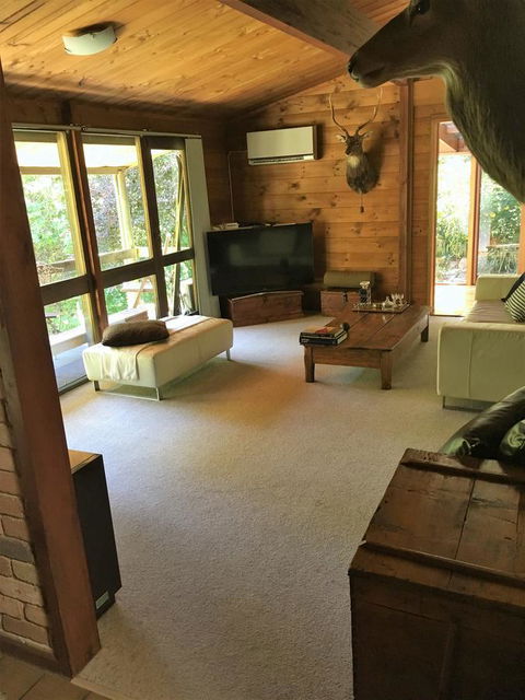 Hilltop - Accommodation in Bendigo 3