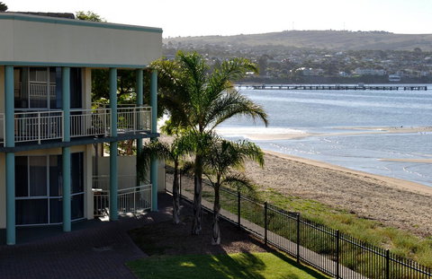 Hilton Beachfront Motel - Accommodation in Bendigo 40